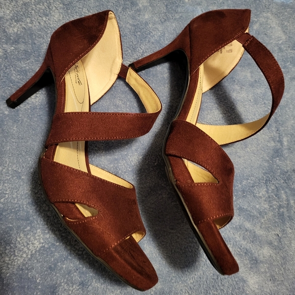 New Life Stride Mega Sandal in Pinot Noir - Picture 2 of 6